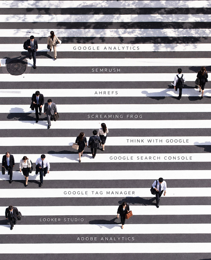 Personas cruzando un paso peatonal con referencias a herramientas de analítica, SEO y marketing digital